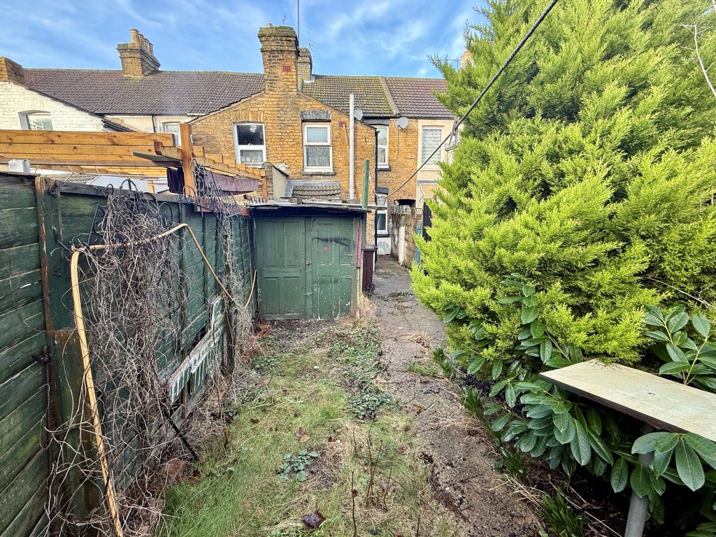 Lot: 148 - MID-TERRACE HOUSE FOR REFURBISHMENT - Garden to rear
